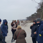 Die Teilnehmer der Veranstaltung beobachten die von der See unterspülten Wurzeln der Bäume. Foto: Dr. Dawid Dawidowicz