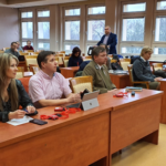 Teilnehmer des Treffens in dem wissenschaftlichen Seminar. Im Mittleren Teil des Fotos Direktor des Nationalparks Drawa, Herr Dr.-Ing. Paweł Bilski, mit der Kollegin Joanna Osińska von der Bildungsabteilung des NLP Drawa. Foto: Dr. Dawid Dawidowicz