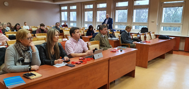 Teilnehmer des Treffens in dem wissenschaftlichen Seminar. Im Mittleren Teil des Fotos Direktor des Nationalparks Drawa, Herr Dr.-Ing. Paweł Bilski, mit der Kollegin Joanna Osińska von der Bildungsabteilung des NLP Drawa. Foto: Dr. Dawid Dawidowicz